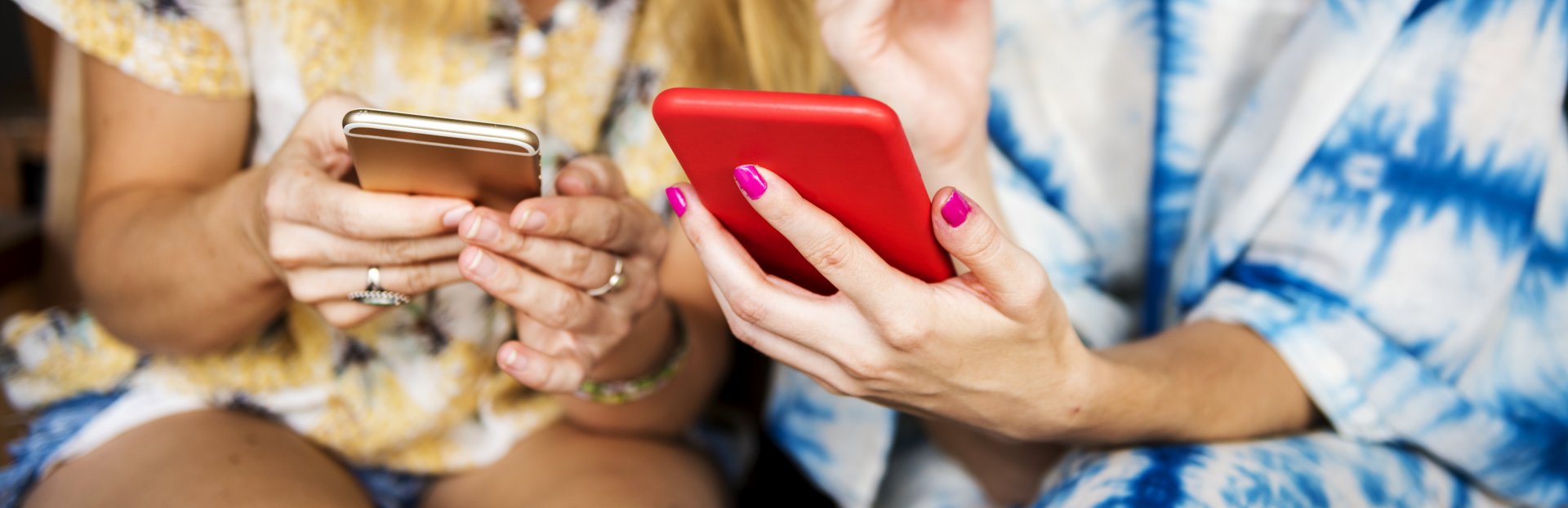 Dos mujeres usando smartphones