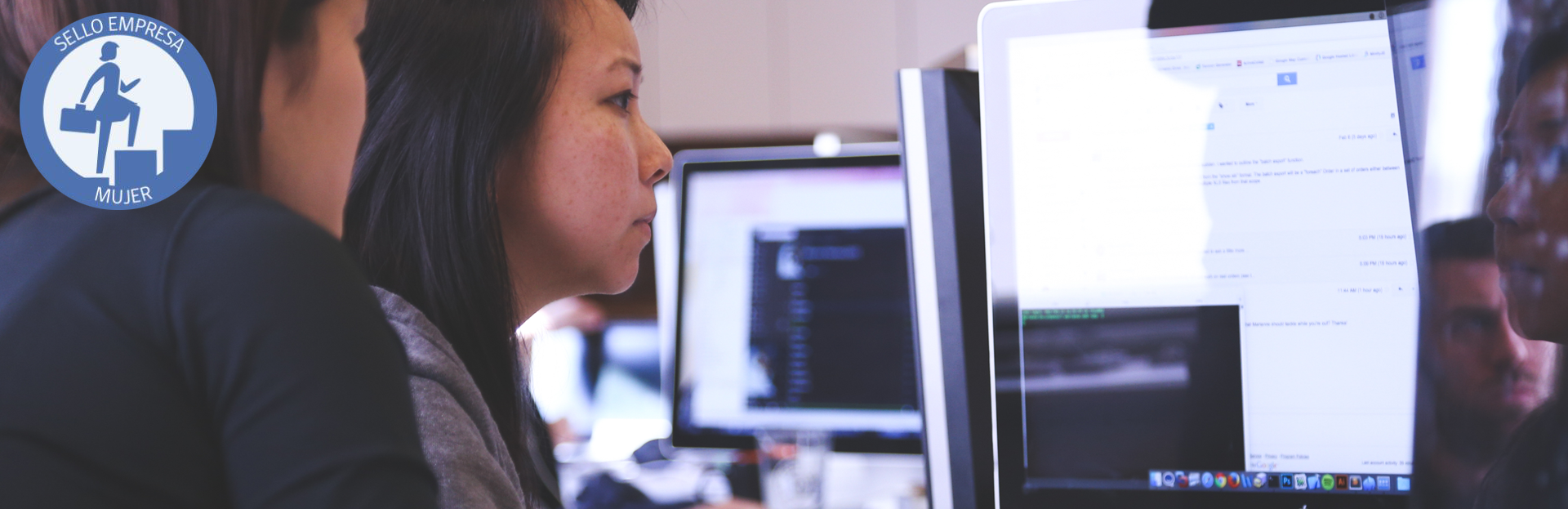 Mujeres trabajando frente a un computador