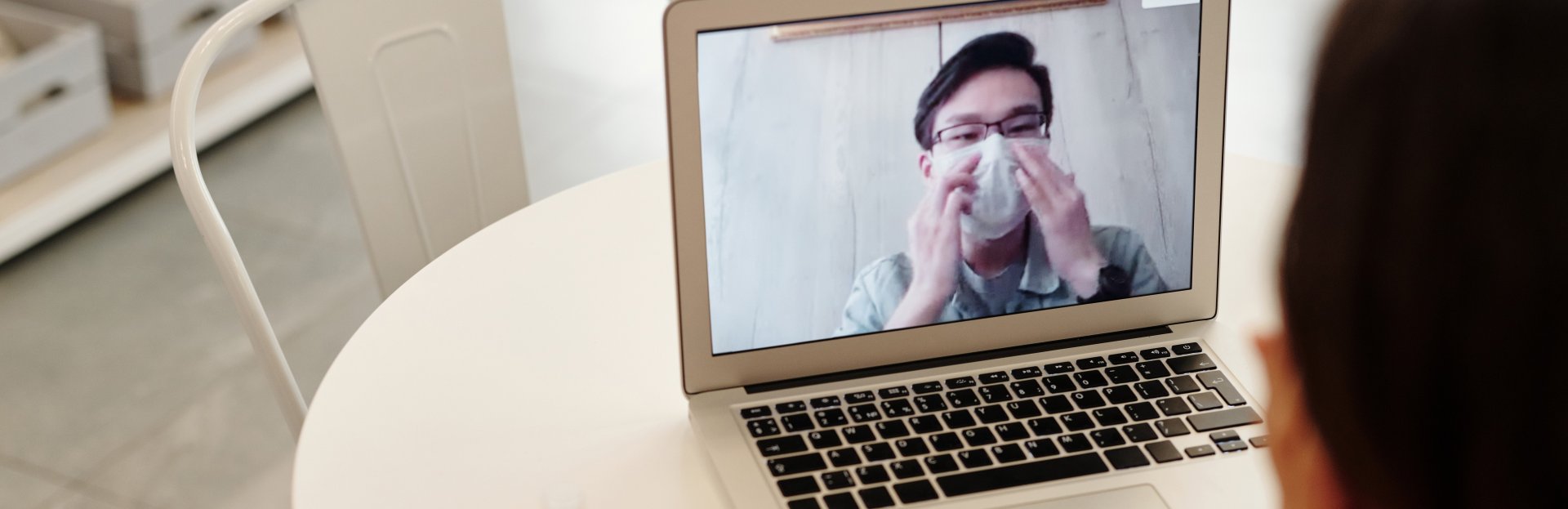 Mujer en videoconferencia con hombre con mascarilla