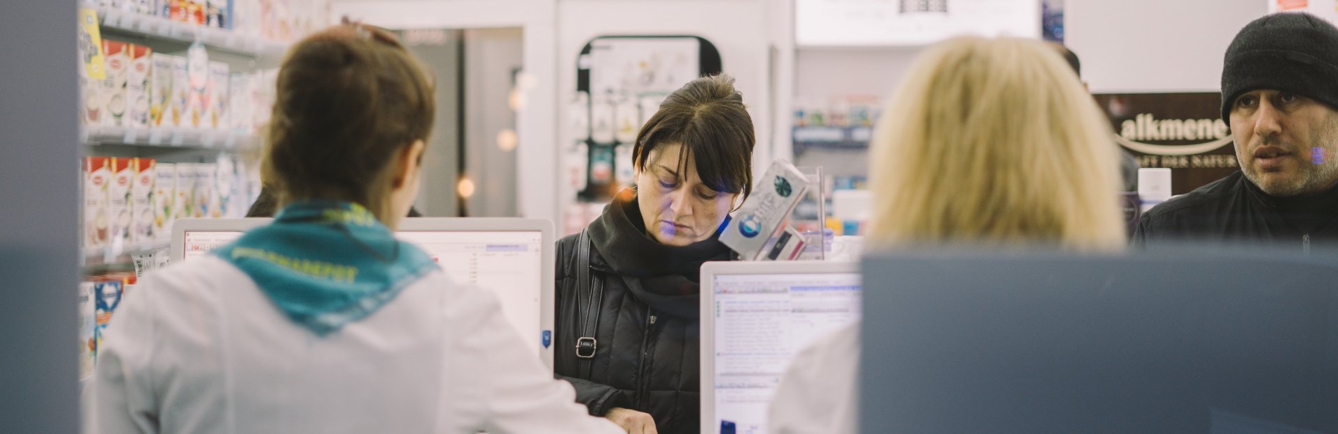 Personas comprando en una farmacia